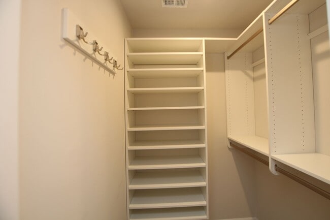 Building Photo - Easy living in this immaculate town home. ...