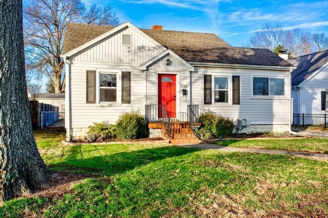 Building Photo - 2 Bedroom Full of Character