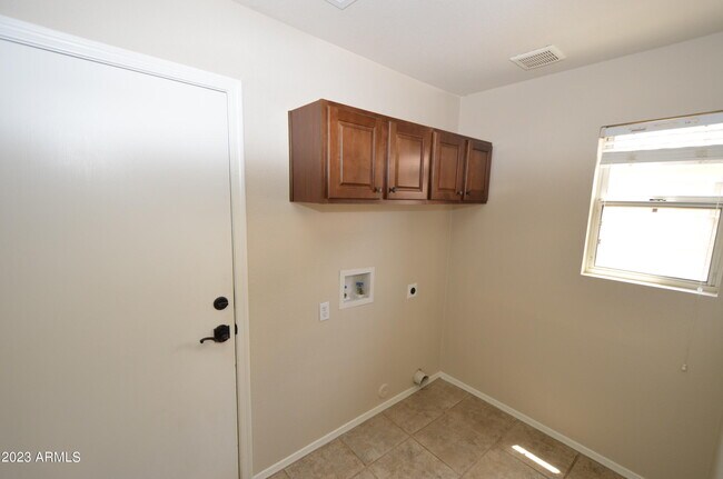 Building Photo - 871 W Horseshoe Ave