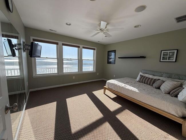 Building Photo - 802 N Harvard Ave