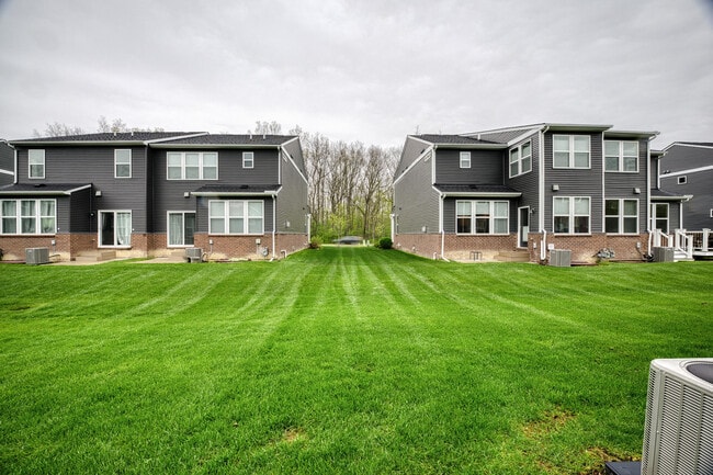 Building Photo - 2832 Fairgrove Cres