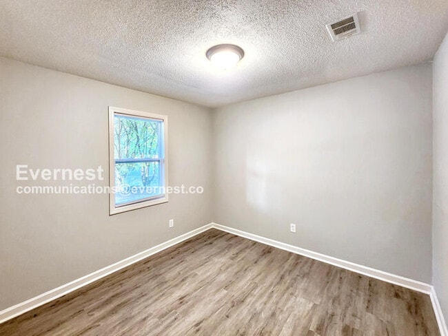Building Photo - 727 W Creek Cir