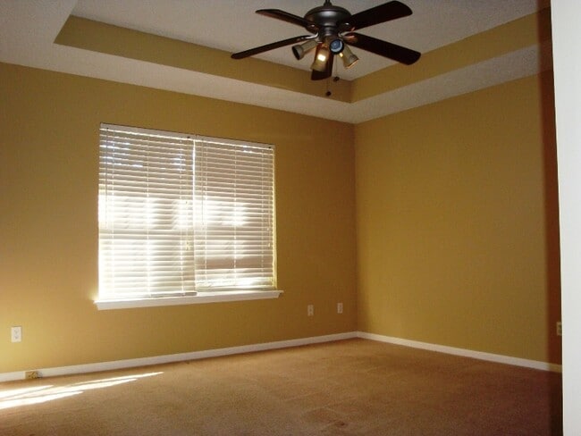 Building Photo - Comfortable 3BR/2BA Home with Open Floor Plan, Vaulted Living Room & Privacy-Fenced Backyard