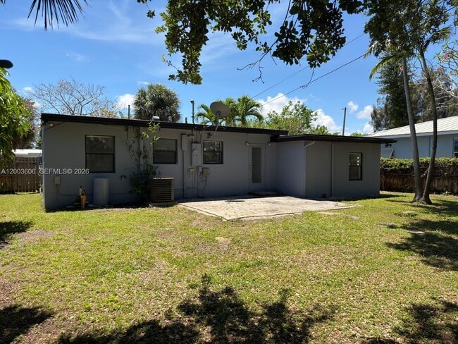 Building Photo - 1325 NW 11th Ct