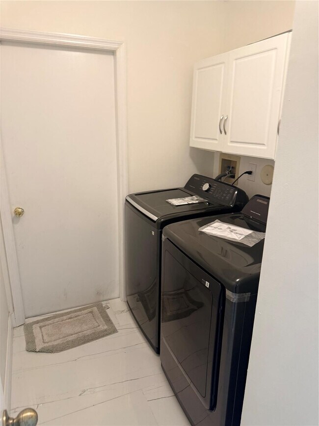 Building Photo - 3380 NW 78th Ave