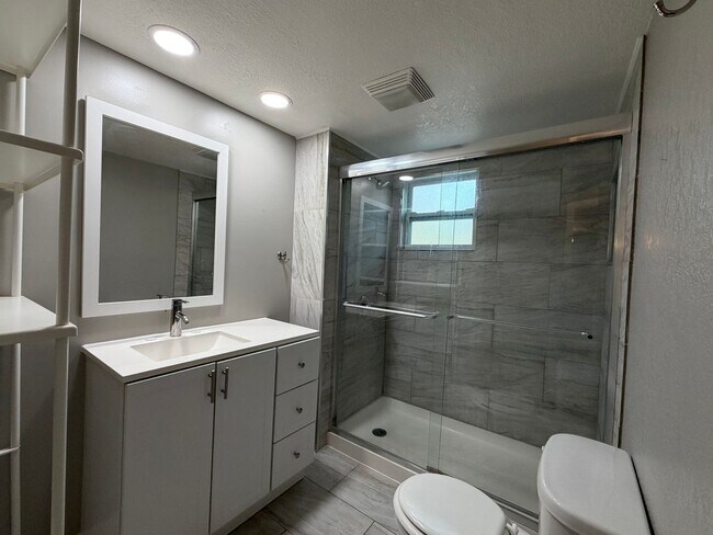 Building Photo - Apartment in Historical Tarpon Springs