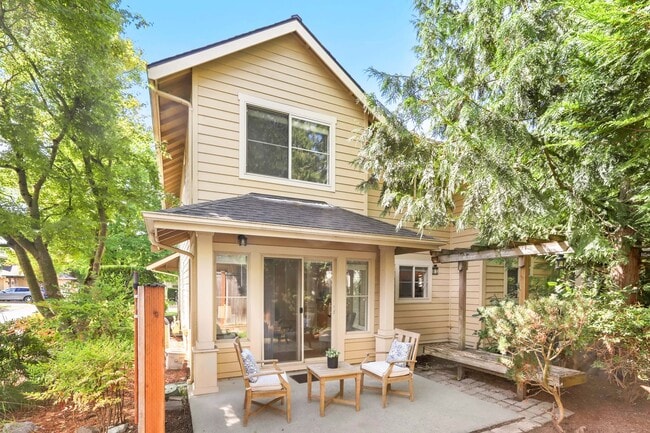 Building Photo - Must-see property that still feels brand new