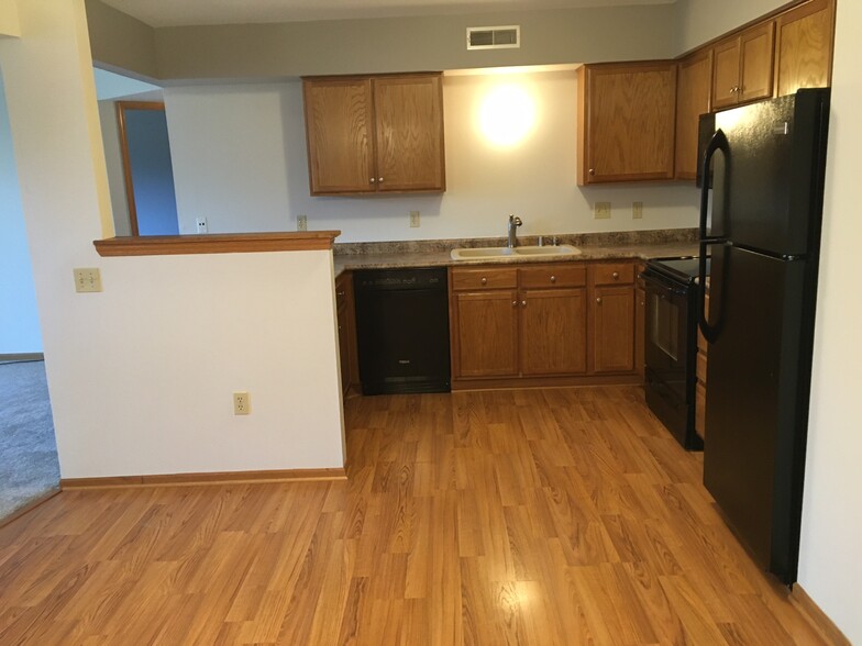 Kitchen & appliances - 135 W Oak Leaf Dr