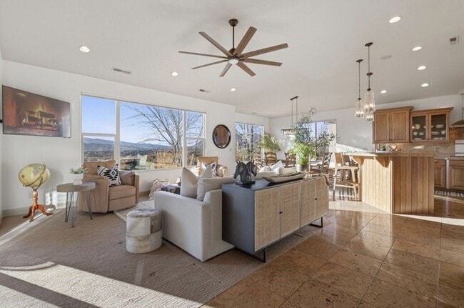 Building Photo - VIEWS AND FURNISHED