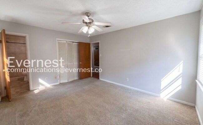 Building Photo - 3 Bed, 2 Bath Home with Fenced Yard & Garage / Pet-Friendly / Available Now!