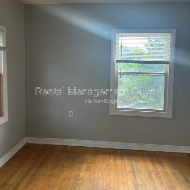 Building Photo - 2110 Fremont Ave N