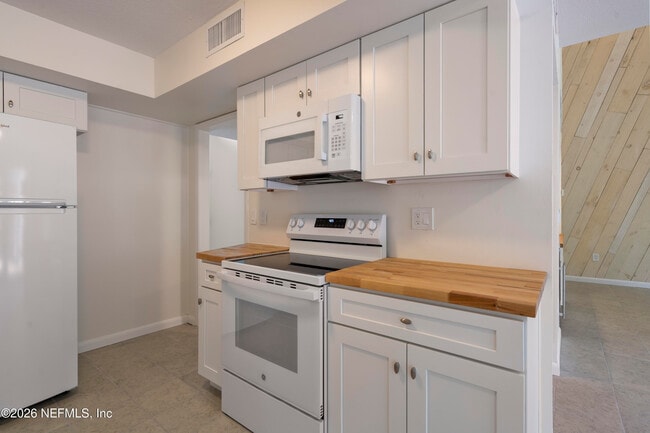 Building Photo - 9787 Sawgrass Dr E