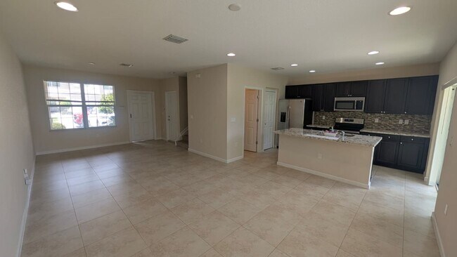 Building Photo - Spacious Townhome in Desirable Vizcaya Falls 3-bedroom, 2.5-bath townhome