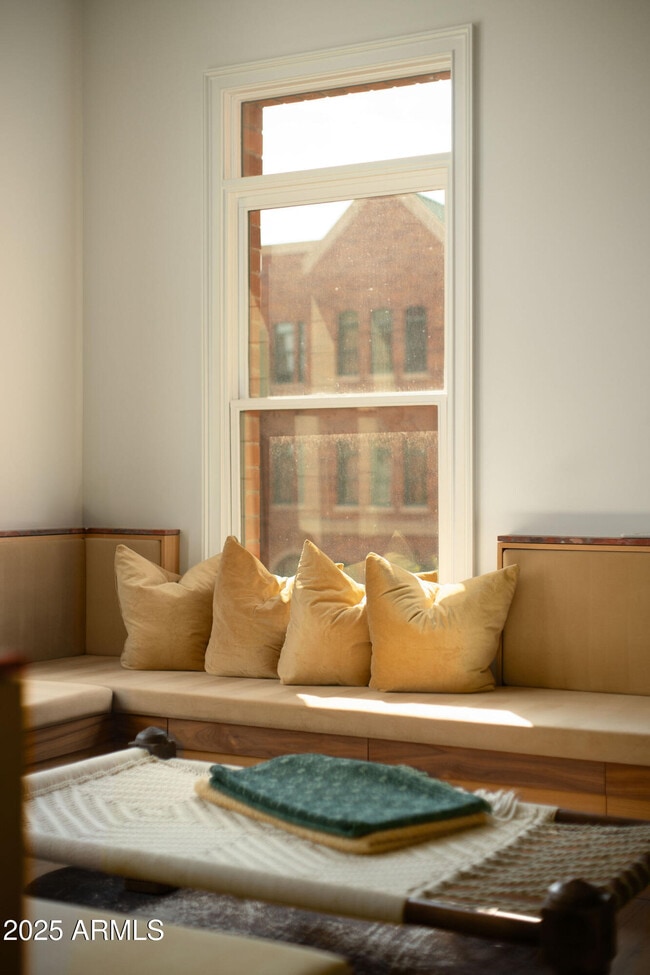 Building Photo - 50 W Palm Ln