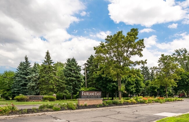 Building Photo - 3069 Lindenwood Dr