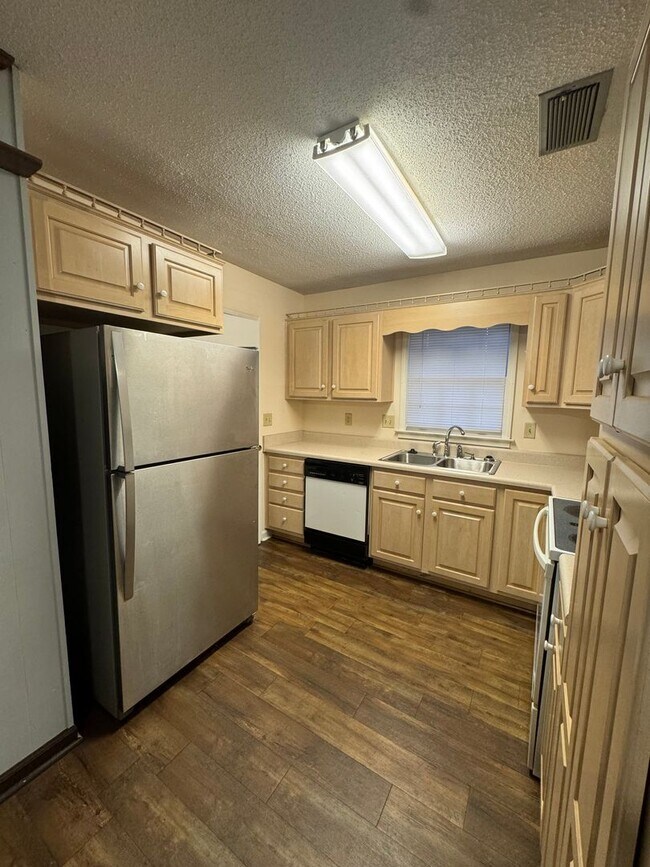 Building Photo - 702 Sandhurst Dr