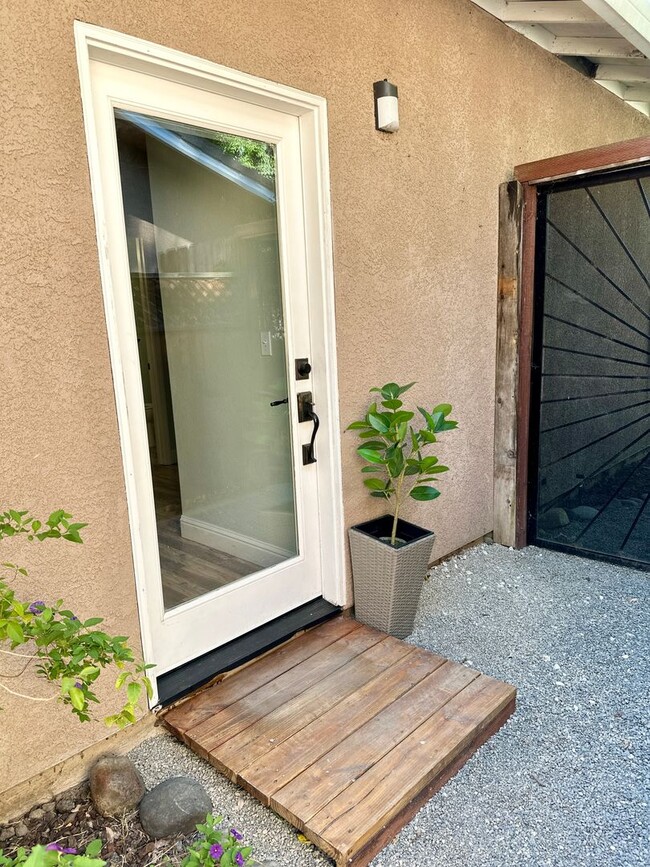 Building Photo - Spacious 1 Bedroom with RIVER TRAIL ACCESS!!