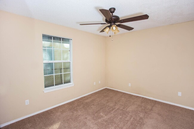 Building Photo - Charming 3-Bedroom Home Near Downtown Pens...
