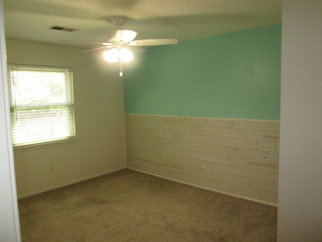 Building Photo - Desireable NE Heights