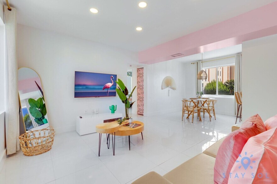 Building Photo - 809 S Ocean Dr