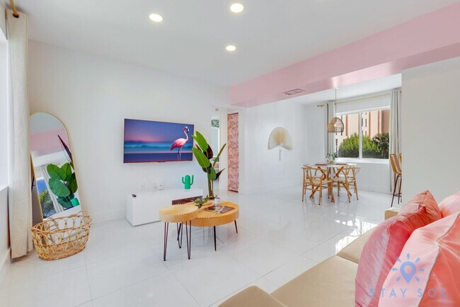 Building Photo - 809 S Ocean Dr