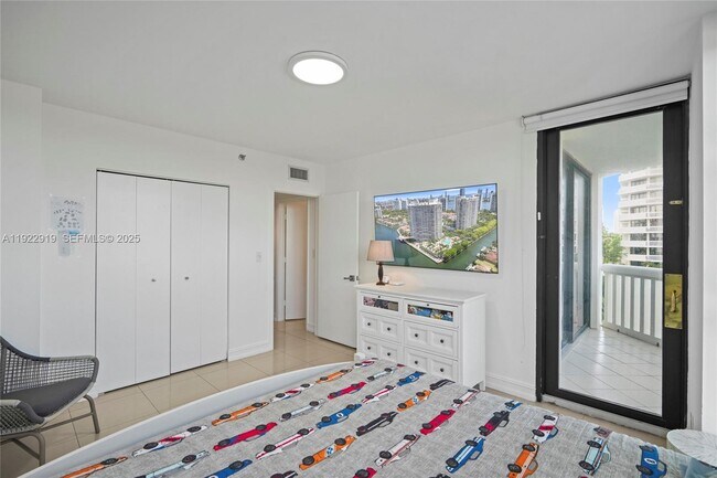 Building Photo - 1000 W Island Blvd