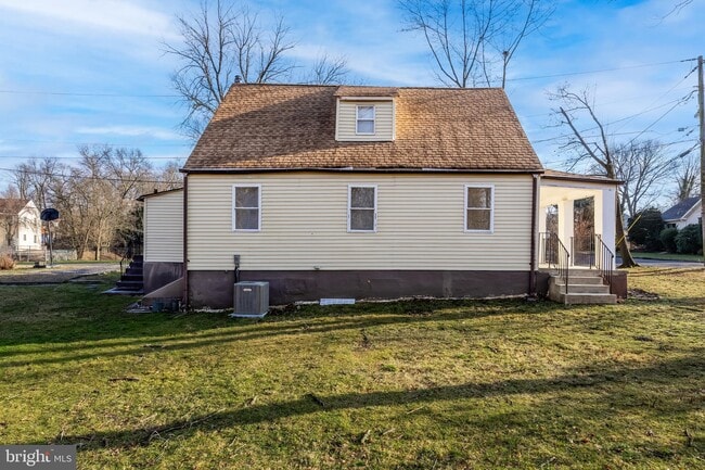 Building Photo - 227 Whittier Ave