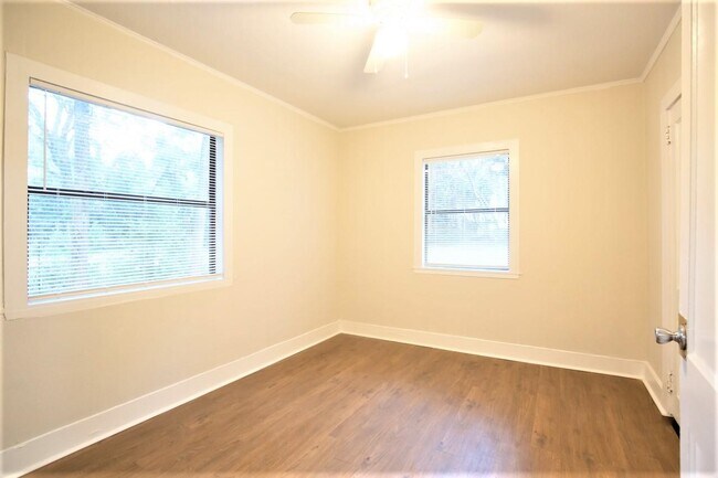 Building Photo - 205 Columbia Dr