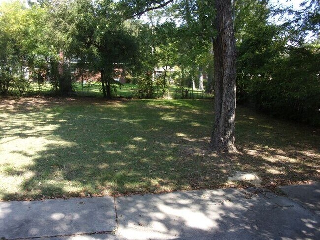 Building Photo - 3 Bedroom 1 Bath Brick Ranch - Recently Updated and Painted