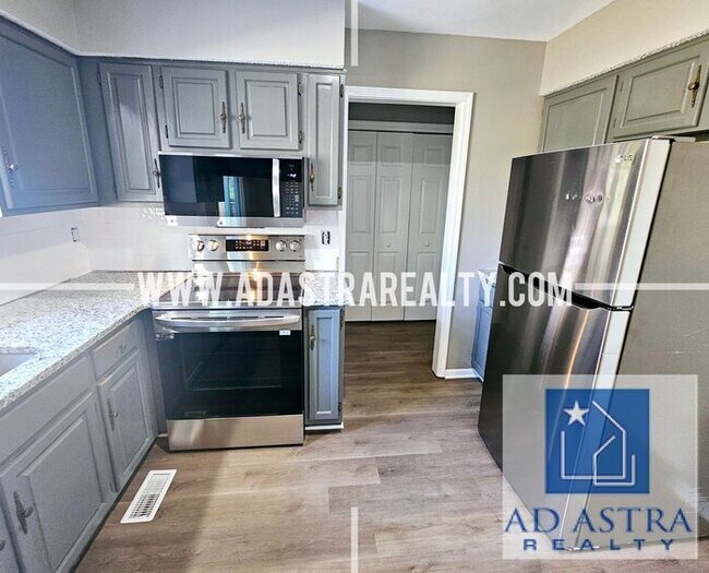 Building Photo - Very Nice 3 Bedroom 2 Bath Duplex in Overland Park-Available NOW!!
