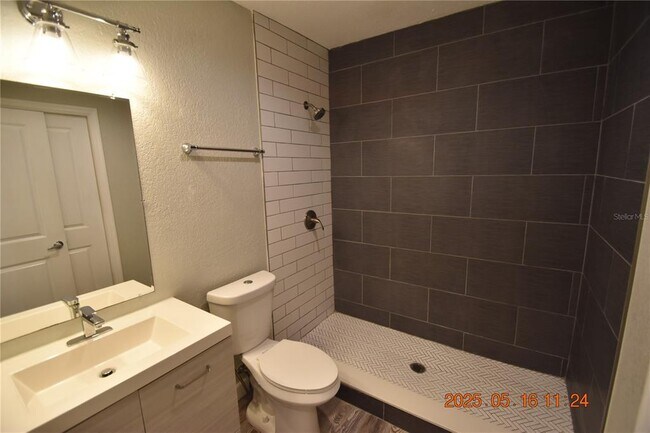 Building Photo - 419 Stremma Rd