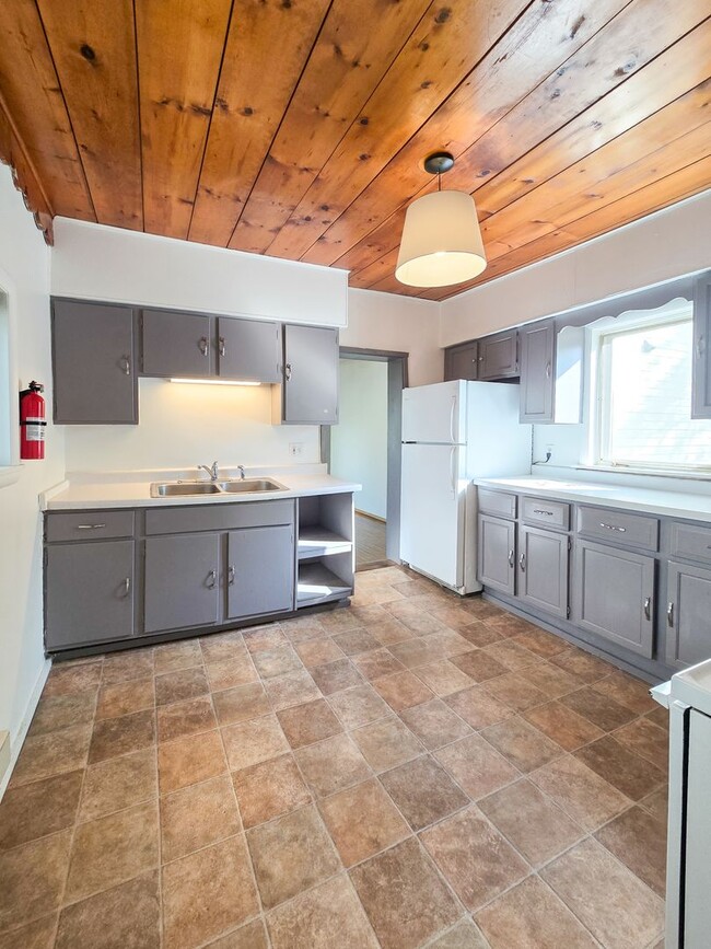 Building Photo - 417 Marston Ave