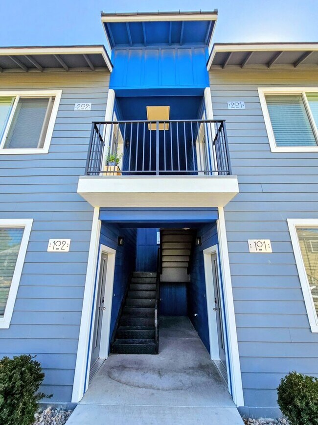 Building Photo - **Nearly New 1-Bedroom Midtown Apartment f...