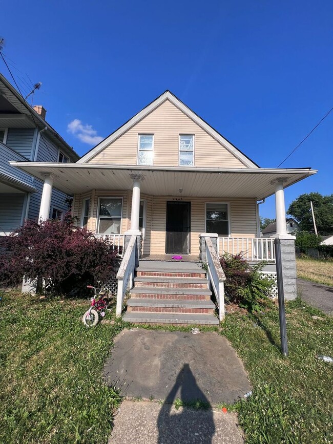 Building Photo - 4 bedroom 2 bath