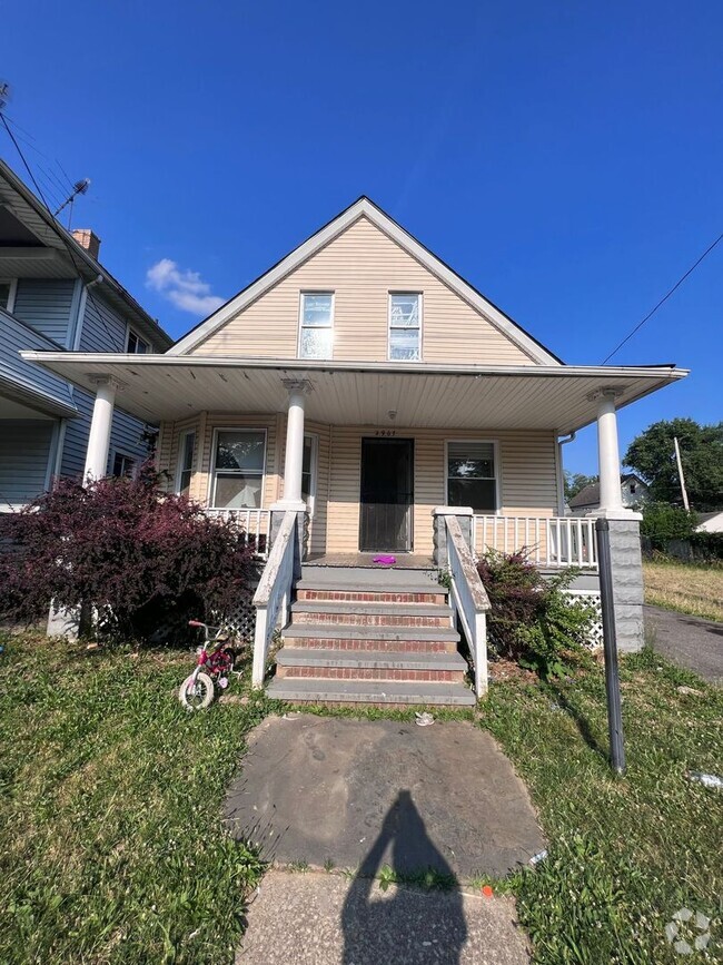 Building Photo - 4 bedroom 2 bath