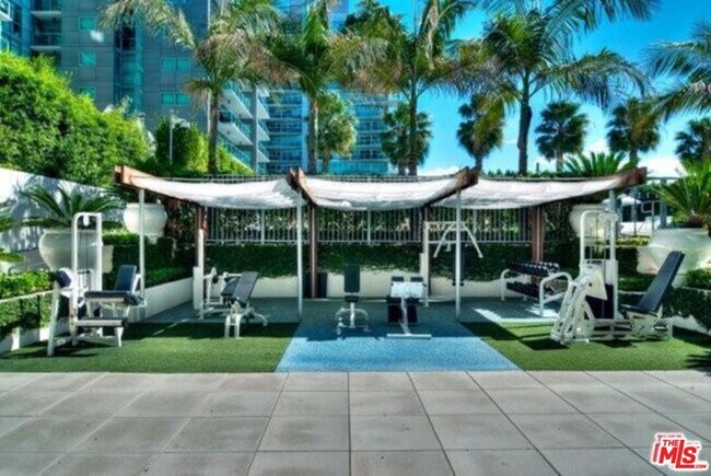 Building Photo - 13700 Marina Pointe Dr