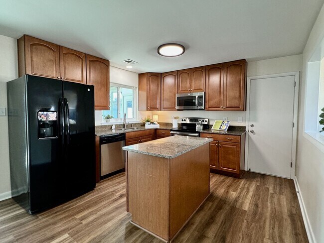 Building Photo - READY 08-26-25!! 3-Bedroom Ranch W/Fenced ...