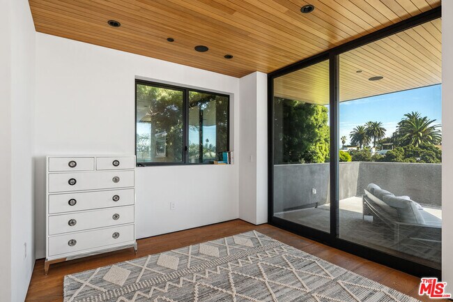 Building Photo - 303 Windward Ave