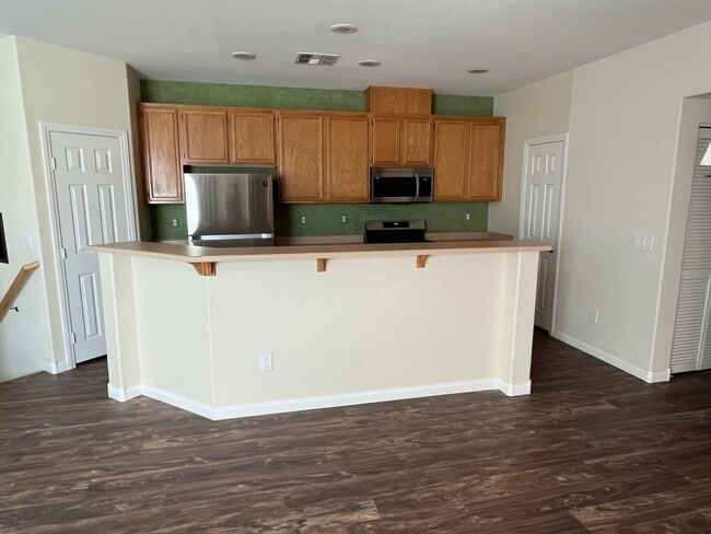 Building Photo - 2 BED / 2 BA - ALL APPLIANCES - COMMUNITY ...