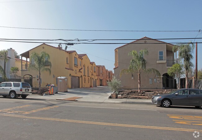 Building Photo - Bella Townhomes