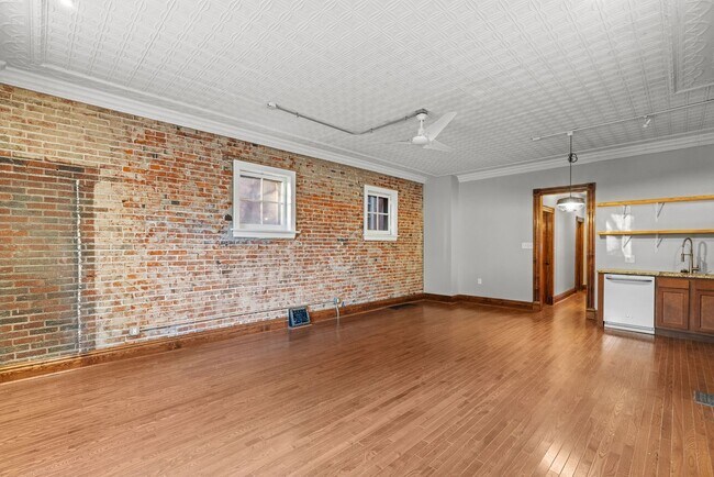 Building Photo - Charming 2 Bedroom Apartment in Benton Par...