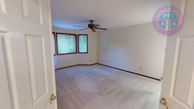 Building Photo - Hidden Springs in West Linn! Pets Friendly! Room To Roam