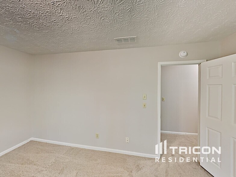 Building Photo - 1720 Ridgefield Dr