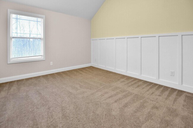 Building Photo - Pet Friendly Five Bedroom!