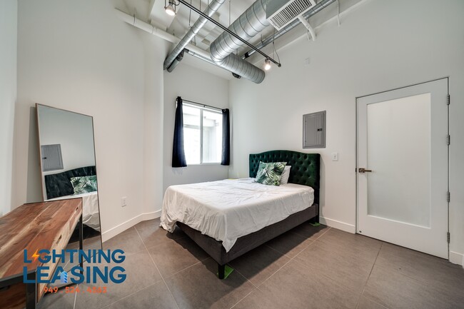 Building Photo - 939-933 S Broadway
