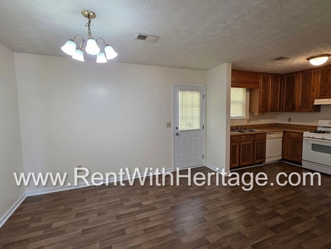 Building Photo - Amazing 3 bedroom, 2.5 bath townhome/ Great Roommate Floorplan / Great Location