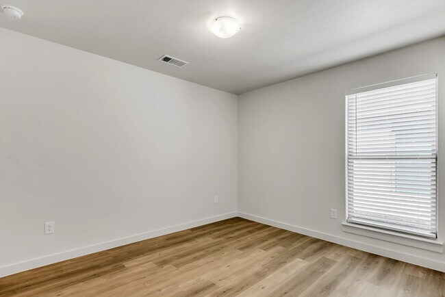 Building Photo - 6333 Poppy Dr