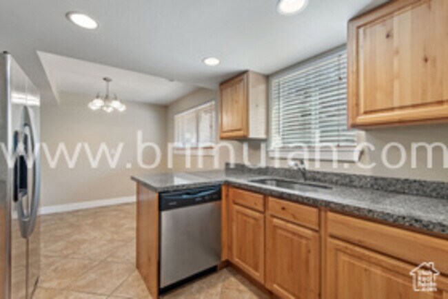 Building Photo - 2572 E Canterbury Ln
