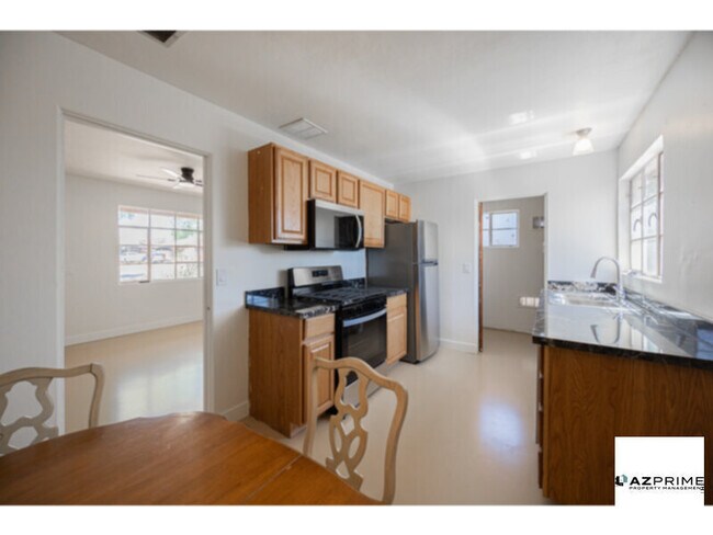 Building Photo - Welcome to this Charming 2/1 Phoenix Duplex Unit!