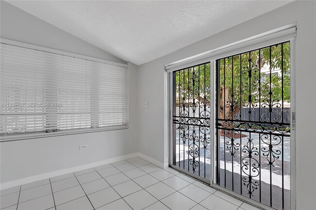 Building Photo - 2327 SW 22nd Terrace